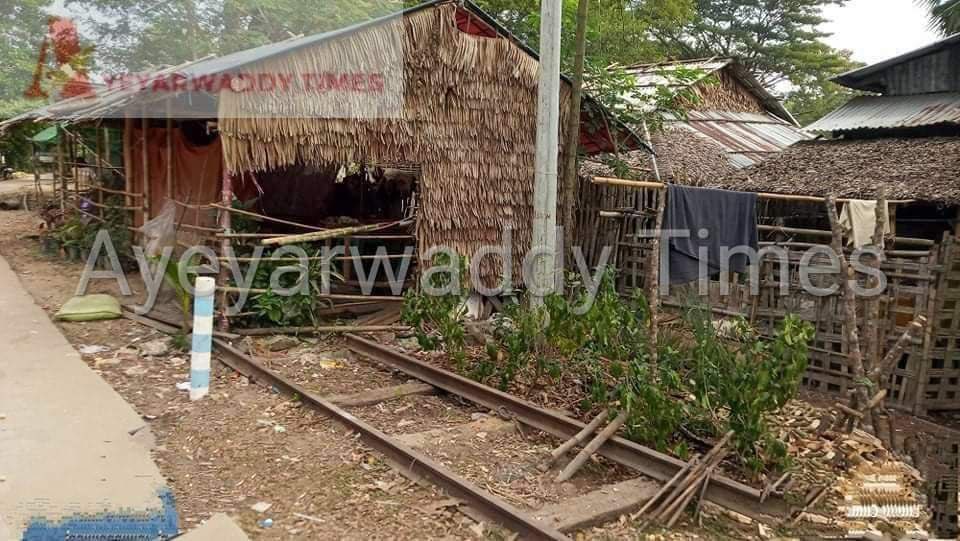 NoeWinn's tweet photo. It is reported that juntas issued an order to remove over 3000 civilians who live on the land of Myanmar railway department in Pathein, Irrawaddy division due in January 31. #Australia_StopEngagingWithTerrorists #Dec24Coup #WhatsHappeningInMyanmar https://t.co/J7Ok5y8v6i