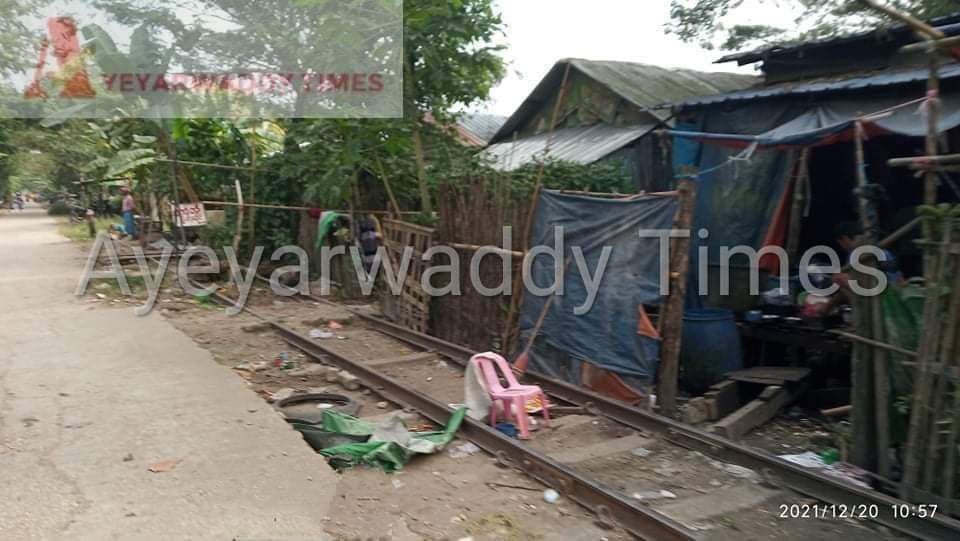 NoeWinn's tweet photo. It is reported that juntas issued an order to remove over 3000 civilians who live on the land of Myanmar railway department in Pathein, Irrawaddy division due in January 31. #Australia_StopEngagingWithTerrorists #Dec24Coup #WhatsHappeningInMyanmar https://t.co/J7Ok5y8v6i