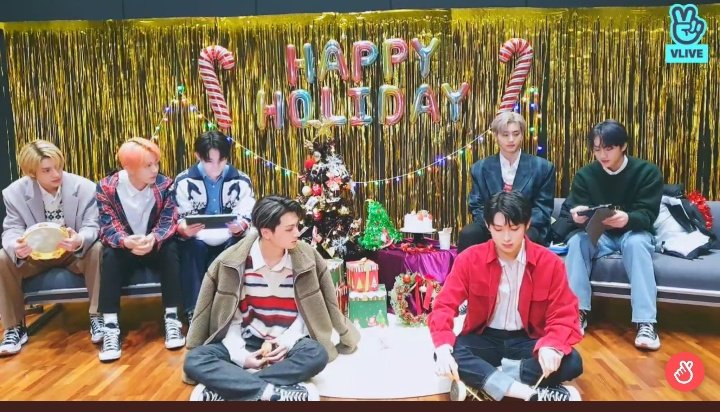 moadaileeengene's tweet image. #weeeklyhypen vlive for christmas day✨