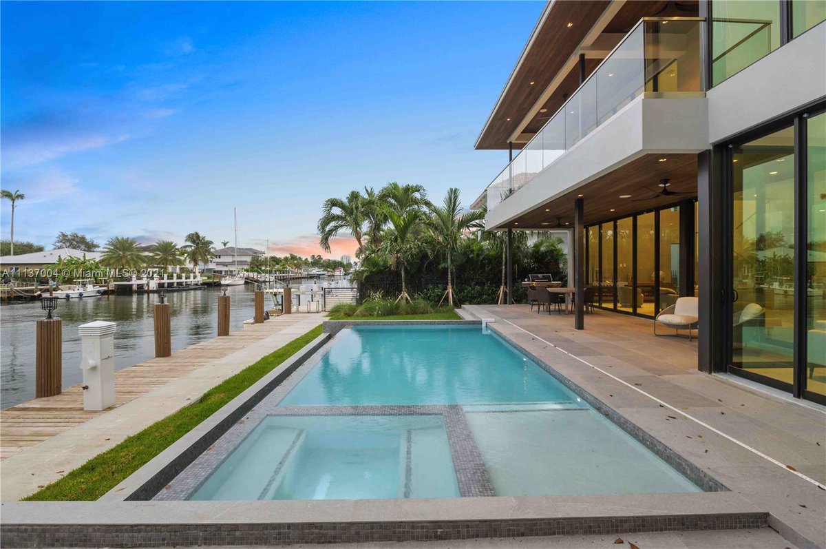GlobaltyInvest's tweet photo. New construction, sophisticated luxurious 2-story modern design on 70 Ft of deep water.

1537 SE 13th St, Fort Lauderdale   |   6 Beds   |   6 Baths   |   4,711 sqft   |   $6,000,000
_  

📩 info@globaltyinvestment.com

#luxuryhomes #luxuryvilla #realestate #fortlauderdale https://t.co/goETt4dB7j