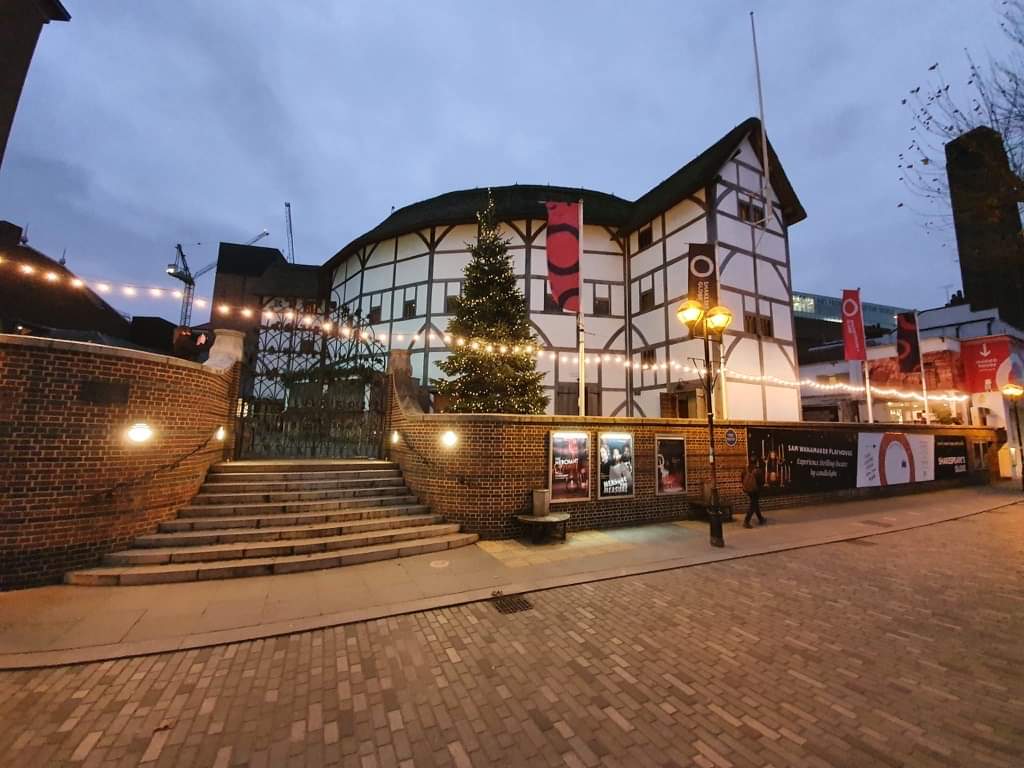 The_Globe's tweet photo. Hey folks 👋

We’re taking a break from social media for the festive period (mainly to stuff our faces with cheese and mince pies) until Tues 4 Jan 2022.

Thanks for the love throughout this past year, stay safe, and we look forward to chatting to you again in the New Year ❤⭕ https://t.co/MhDa2B2NTX