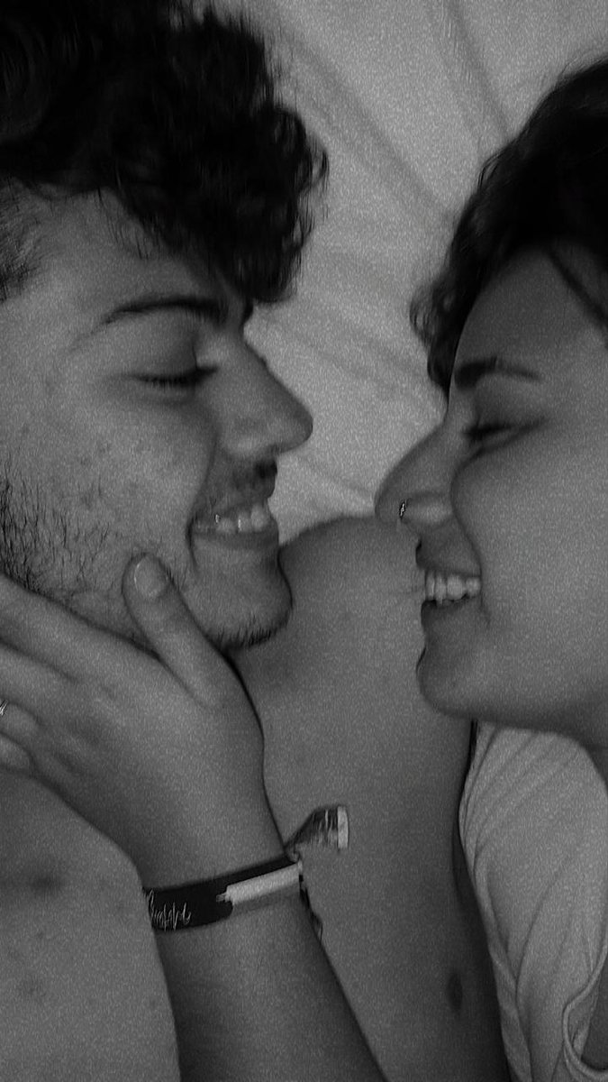 me siento muy afortunado de haberte encontrado, tan parecida a mi, que me cuides tan bien, que me hagas tan feliz y sobre todo que me quieres bien y como tú lo haces, no solo eres mi novia también eres mi amiga y quiero seguir compartiendo muchos momentos contigo.
te quiero🤍