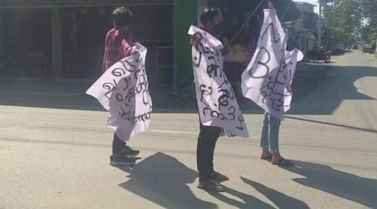mamichel15's tweet photo. Mohnyin activist students and youths protested against the dictatorship and urged people to keep the revolutionary spirit alive.

#Australia_StopEngagingWithTerrorists
#Dec24Coup #NoFlyZoneInMyanmar
#WhatsHappeningInMyanmar https://t.co/8wFAUwWR44