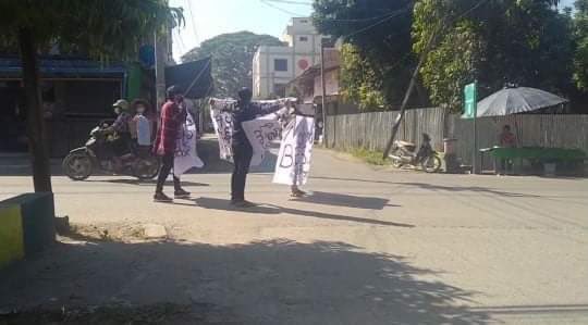 mamichel15's tweet photo. Mohnyin activist students and youths protested against the dictatorship and urged people to keep the revolutionary spirit alive.

#Australia_StopEngagingWithTerrorists
#Dec24Coup #NoFlyZoneInMyanmar
#WhatsHappeningInMyanmar https://t.co/8wFAUwWR44