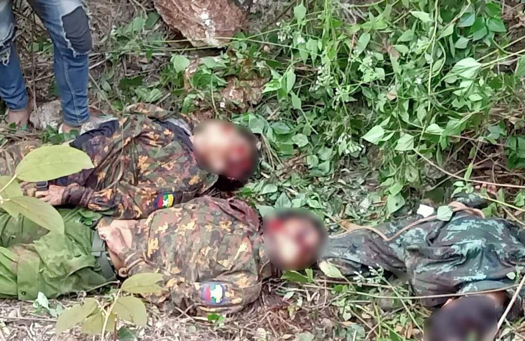 spring_2021's tweet photo. TW//Death
Four members of the Border Guard Forces who were negotiating with Military Council to release the 10 ppl including a child who were abducted by SAC from Moso Village during the clash with KNLA, were also handcuffed and shot in their heads by SAC troops. 
#Dec24Coup https://t.co/OgQ1PAfMP9