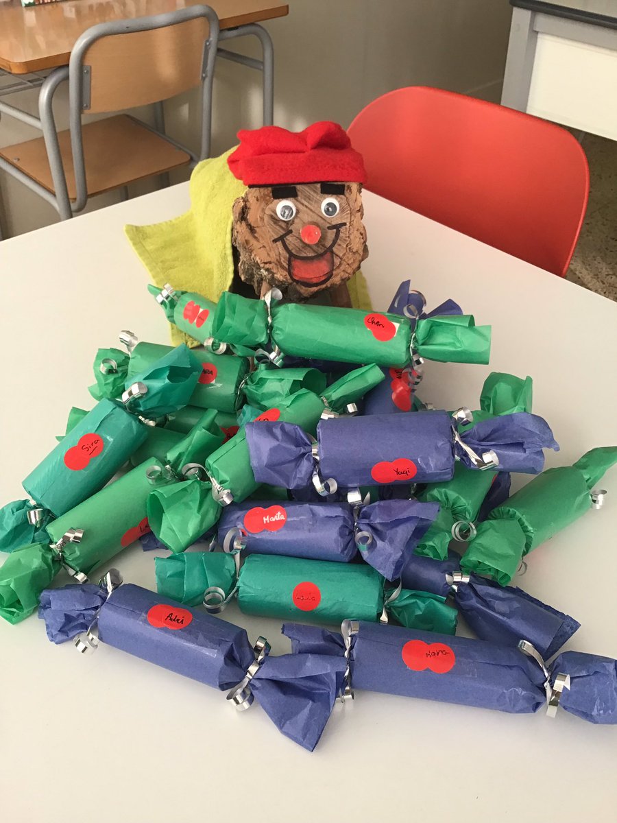 Escola_EMDN's tweet photo. Cantada de nadales i Christmas crackers… des d’ #emdn us desitgem un molt BON NADAL 🎄🎄🎄 #escolaemdn #escolapetitagransomroure https://t.co/BjBzLjL2OL