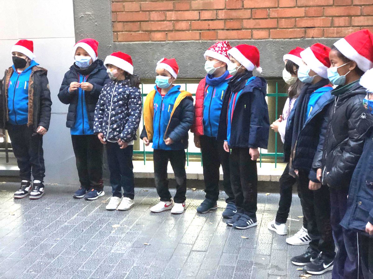 Escola_EMDN's tweet photo. Cantada de nadales i Christmas crackers… des d’ #emdn us desitgem un molt BON NADAL 🎄🎄🎄 #escolaemdn #escolapetitagransomroure https://t.co/BjBzLjL2OL