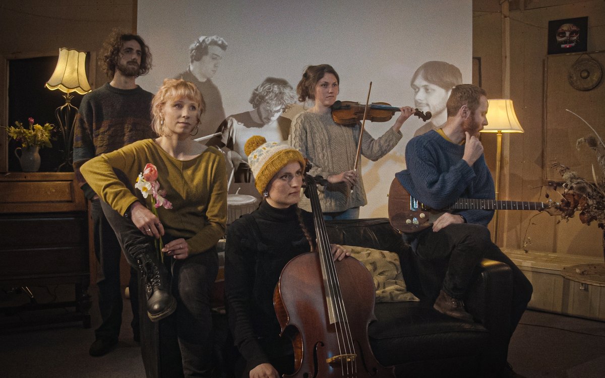 Happy holidays &amp; new year from all of us! We're excited to be doing our first live show at the end of Jan at <a href="/TheNorthWall/">The North Wall</a>, Oxford. See you there?

thenorthwall.com/whats-on/folka…

#folkatron #altfolk #folkgig #gig #folkmusic