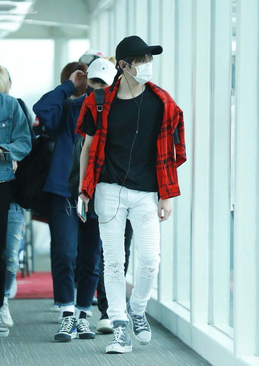 빨강의 #태용 
#TAEYONG in Red
🌹💋🖍🍒🩸👠🎈🎒🍎❤️
tylookbook.com/tag/red/ #TYLookbook