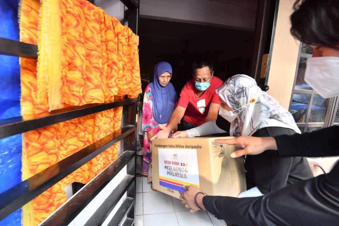 JaPenWPKL's tweet photo. Kementerian Komunikasi dan Multimedia Malaysia (KKMM) dengan kerjasama Jabatan Penerangan Malaysia dan Rumah Prihatin Grand Seasons telah menyantuni mangsa-mangsa banjir di Wilayah Persekutuan Kuala Lumpur dengan menyampaikan 300 sumbangan bantuan 'Kotak Kasih' pada petang tadi. https://t.co/rmmnJ7M1GE