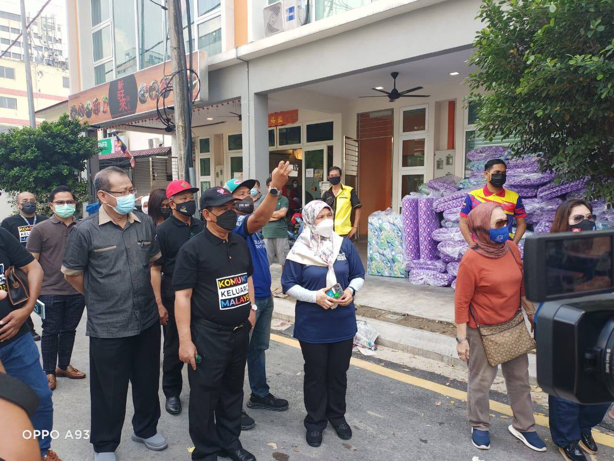 JaPenWPKL's tweet photo. Kementerian Komunikasi dan Multimedia Malaysia (KKMM) dengan kerjasama Jabatan Penerangan Malaysia dan Rumah Prihatin Grand Seasons telah menyantuni mangsa-mangsa banjir di Wilayah Persekutuan Kuala Lumpur dengan menyampaikan 300 sumbangan bantuan 'Kotak Kasih' pada petang tadi. https://t.co/rmmnJ7M1GE
