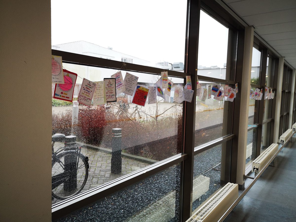 Zo lief van de leerlingen van basisschool de Cirkel 💌 Zelfgemaakte kaarten met eindejaarswensen erop. 

De kaarten hebben een mooie plek gekregen, waar alle collega’s ze kunnen zien 🌟

#eindejaarswensen #kaartjes #lief #warm
