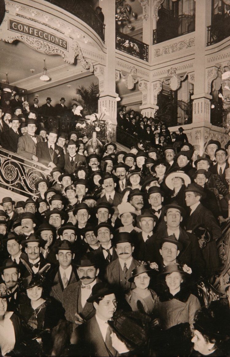 Esta fotografía nos muestra a una gran cantidad de personas haciendo las tradicionales compras de Navidad en la tienda “Gath &amp; Chaves” de la Capital Federal, días antes de las fiestas del año 1915.