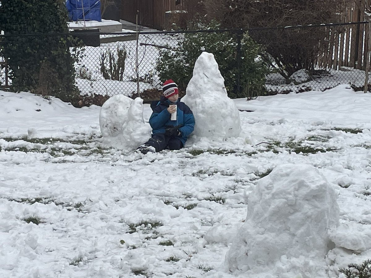 mikelovesjulia's tweet photo. Tim’s break while building snowmen. @TimHortons https://t.co/Tqcu4SsXQr