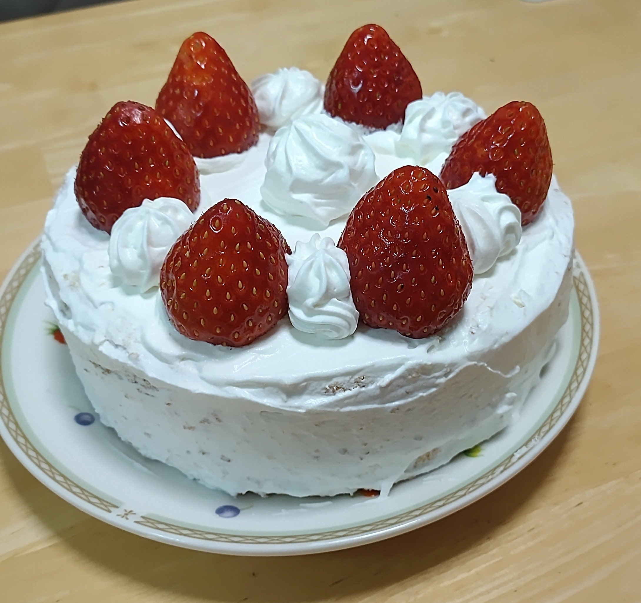 Sana 8 28 ツクリエin当別 ケーキは市販のスポンジケーキに 自分で生クリームをデコってみました やっぱりへらがないとうまく出来ないなぁ 上にイチゴをのせましたけど 間は黄桃の缶詰を挟みました クリスマスケーキ イチゴのケーキ 市販