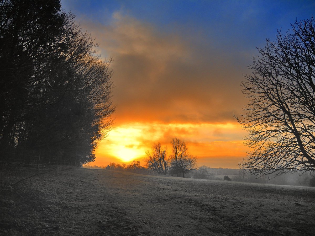 chesterton2015's tweet photo. Valley of knights of Old at sunrise. Old Chesterton,Warwickshire,England. https://t.co/GIJYSK8a9N