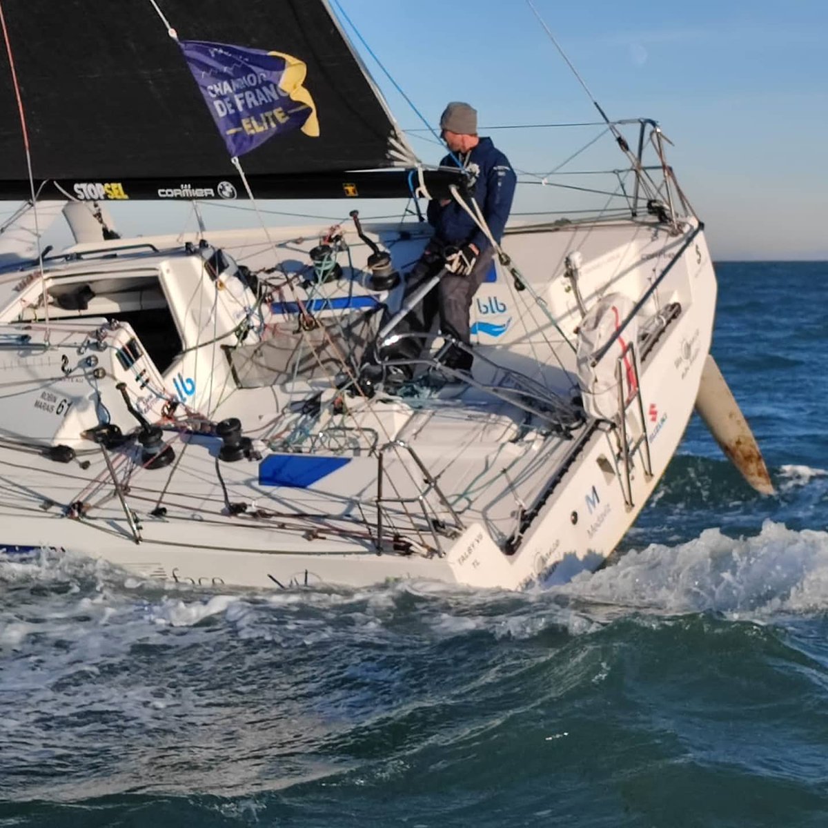 skipperlyonnais's tweet photo. Comment Robin prépare t'il Noël ?? 🧑‍🎄⛄
Et oui évidemment c'est sur son bateau que ça se passe 🤣 et c'est comme ça qu'il est heureux ! ⛵
Entraînement d'hiver en image et joyeuses fêtes à tous ✨🌲
@PulveJulien @MCMA_Officiel @smwautoblok @BLBtransfert https://t.co/h8XLY6prAQ