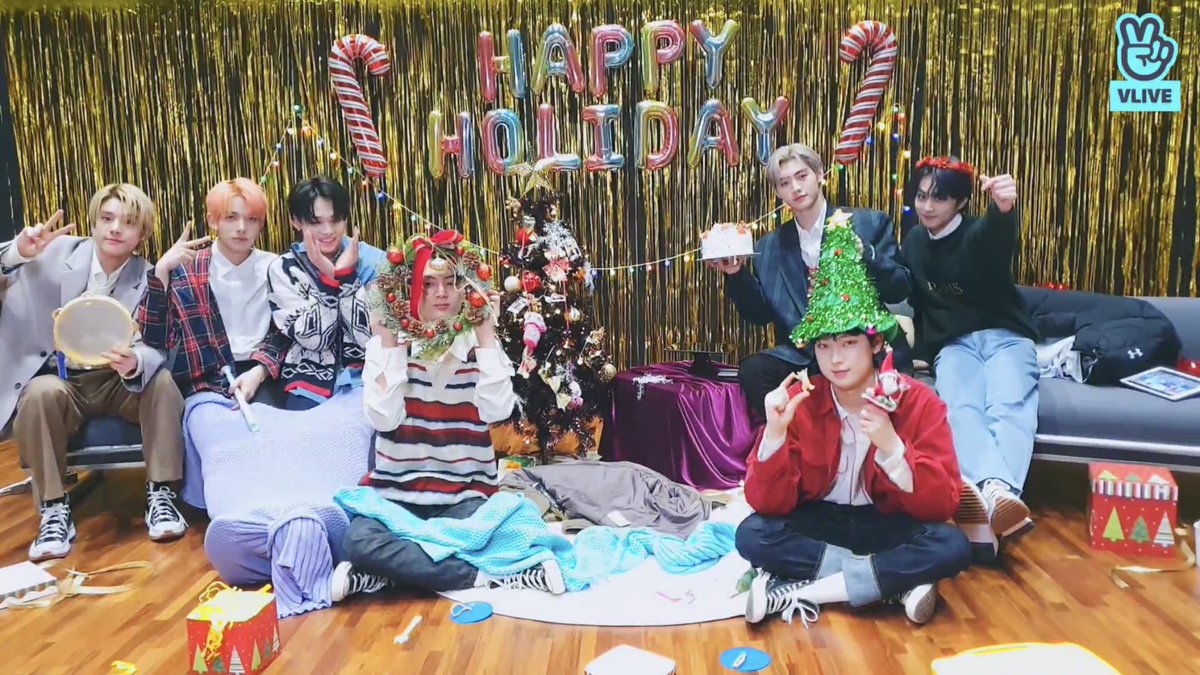 enhypenupdates's tweet image. [EN-LIVE RECAP 🌟] 211224
“ Happy Holiday ❤️ ”

- ENHYPEN went live to celebrate the holidays with ENGENEs! 🎄🥳
- The members exchange fun gifts (something below 20,000 won)!

@ENHYPEN_members @ENHYPEN #ENHYPEN #엔하이픈