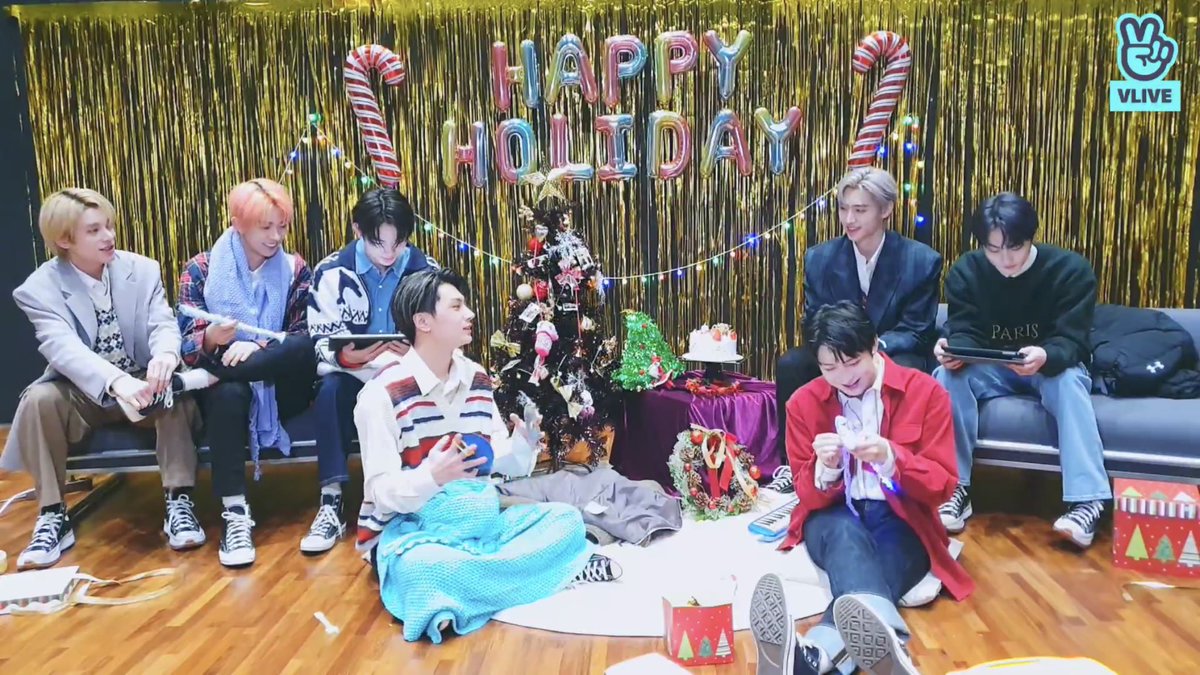 enhypenupdates's tweet image. [EN-LIVE RECAP 🌟] 211224
“ Happy Holiday ❤️ ”

- ENHYPEN went live to celebrate the holidays with ENGENEs! 🎄🥳
- The members exchange fun gifts (something below 20,000 won)!

@ENHYPEN_members @ENHYPEN #ENHYPEN #엔하이픈