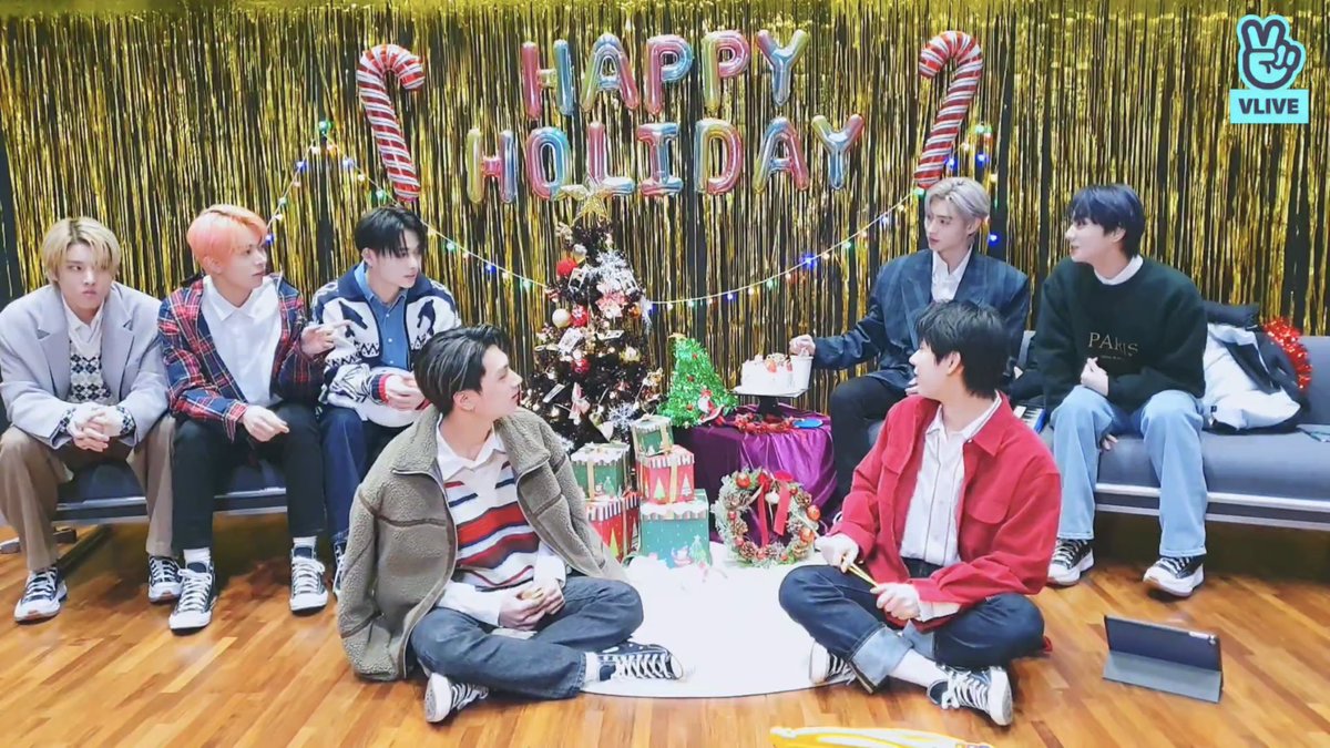 enhypenupdates's tweet image. [EN-LIVE RECAP 🌟] 211224
“ Happy Holiday ❤️ ”

- ENHYPEN went live to celebrate the holidays with ENGENEs! 🎄🥳
- The members exchange fun gifts (something below 20,000 won)!

@ENHYPEN_members @ENHYPEN #ENHYPEN #엔하이픈