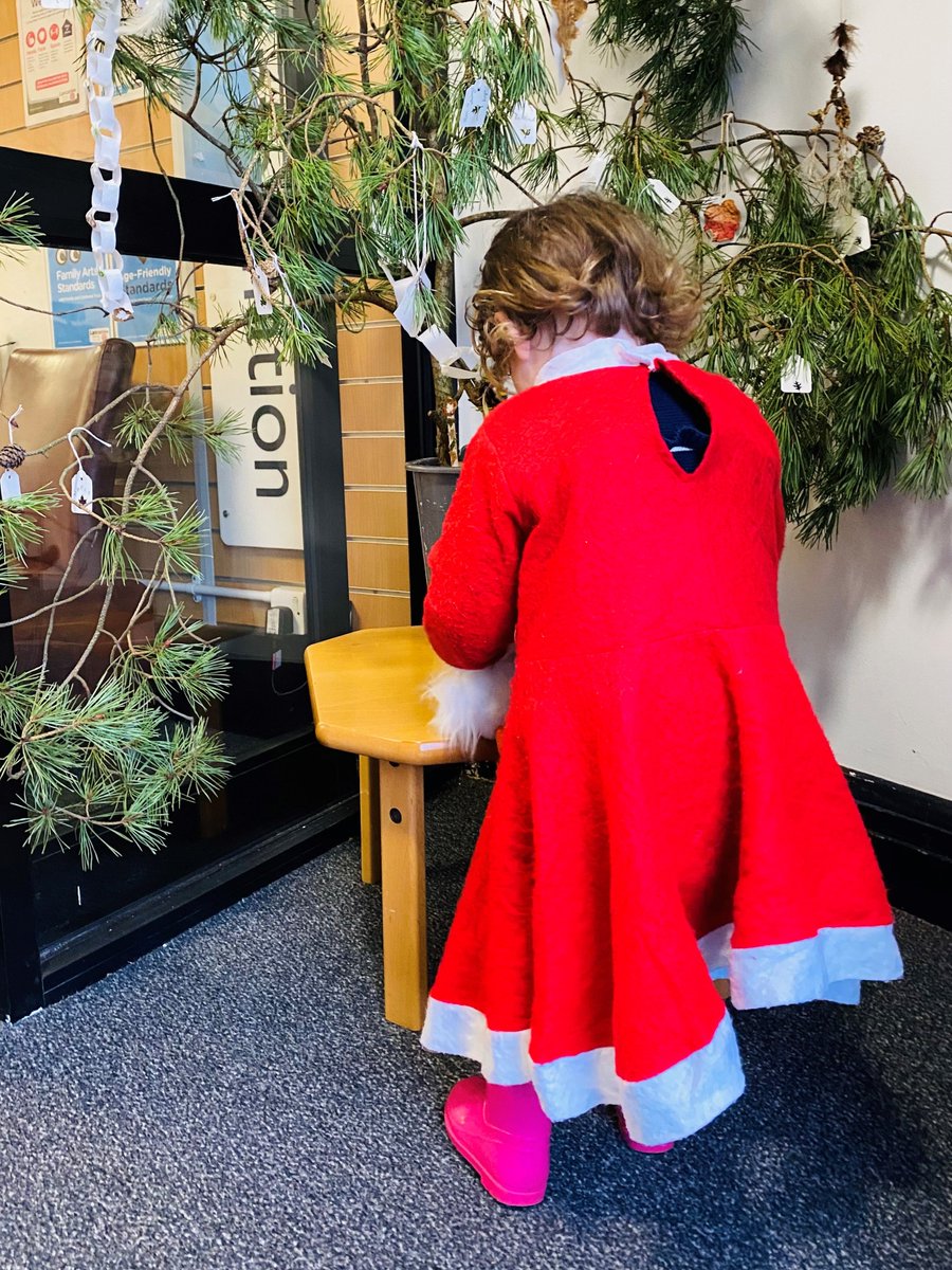 LancsLibraries's tweet photo. 🥺🎄Look at this tiny elf who came into #KirkhamLibrary
What a lovely Christmas visit. We were not crying, some Christmas glitter just got in our eyes... https://t.co/wBtVhFMZDh