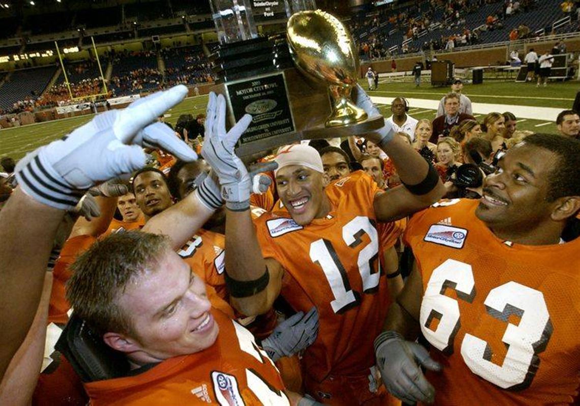 BG_Football's tweet photo. OTD in 2003: Bowling Green outlasted Northwestern, 28-24, in the Motor City Bowl.

Josh Harris passed for 386 yards, including 3 touchdown passes &amp; rushed for BG's 4th TD. Harris' completion record of 38/50 and total offense of 454 yards set Motor City Bowl records. 🟠🟤 https://t.co/6qTilMnmsC