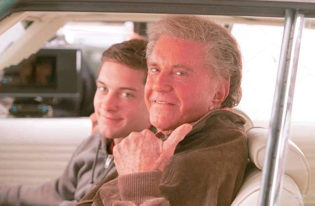 RT @TheCinesthetic: Cliff Robertson and Tobey Maguire on set the of Spider-Man (2002). https://t.co/zZP3FwrJVN