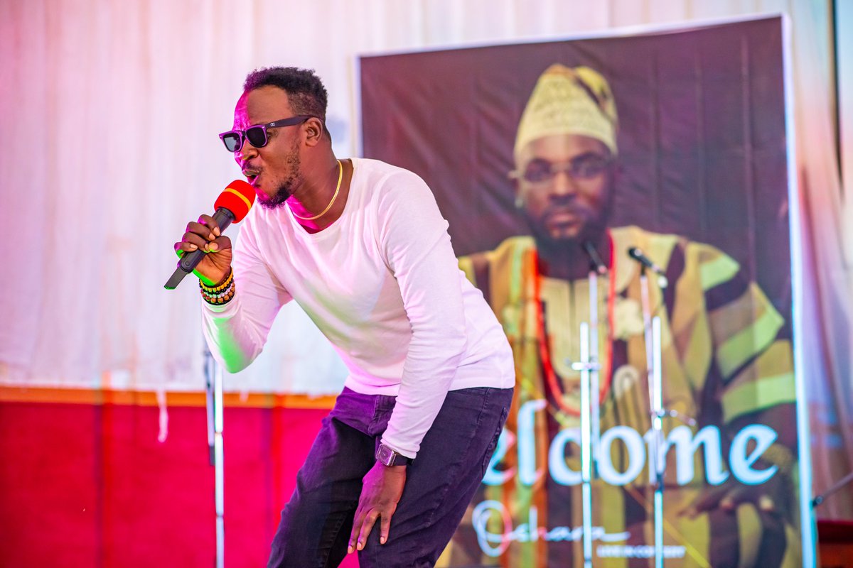 osharaofficial's tweet photo. #TenofMelaunch #Highlights APATA with his sonorous voice, chant expertise and contemporary approach to expressing the Yoruba culture, serenaded us with fantastic tunes. Ekiti State Love you π @iam_apataganga
πΈ: @oluyatographystudios
#TenofMe #GreenwaveRecords #Album #Oshara https://t.co/eD3hTimeUX