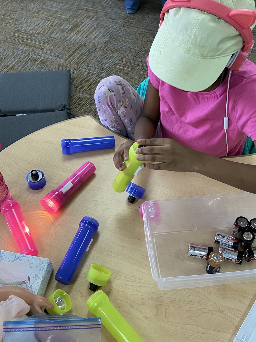 CallMeMoprah's tweet image. #TaskBoxes we already have are: silverware rolling, flashlight assembly, a lot fine motor pattern matching/number skills, and not pictured we have mail sorting and sock matching/rolling. So we have *some* but I need more! And better!