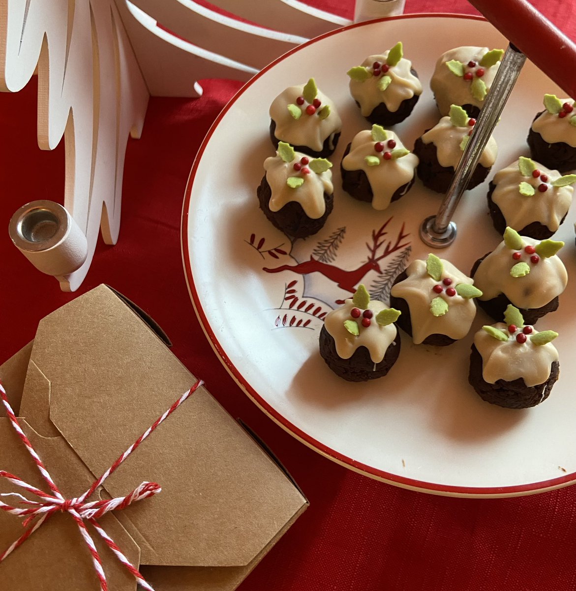 gingerbreadfife's tweet photo. 🎄❤️ Christmas Treats ❤️🎄
I’ve made wee Christmas pudding truffles as edible gifts for family using @Nigella_Lawson’srecipe - it is super easy and delish! I’m now working my way through the leftovers! 😂😋 
#veganchristmas #ediblegifts #Christmastime #nigellalawson https://t.co/COm0FiikzJ