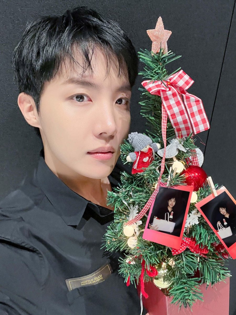 📸 | Fotos do BTS exclusivas para os ARMYs de Boas festas 🎄💜

(1/2)