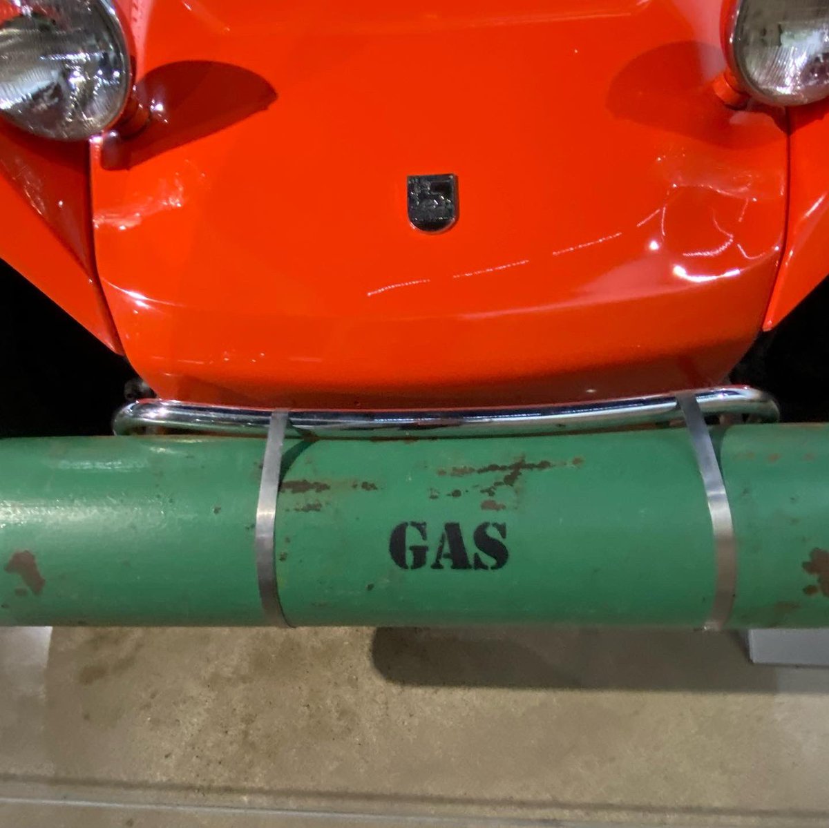 anthonysva's tweet photo. [adds two straps, gives it a pat]

“whelp, that otta hold”
 
[buckles seat belt and takes off with strong sense of safety]
#petersenmuseum #losangeles #california #bajaracing #baja1000 #buggy #vw https://t.co/xqjkO7TlVP