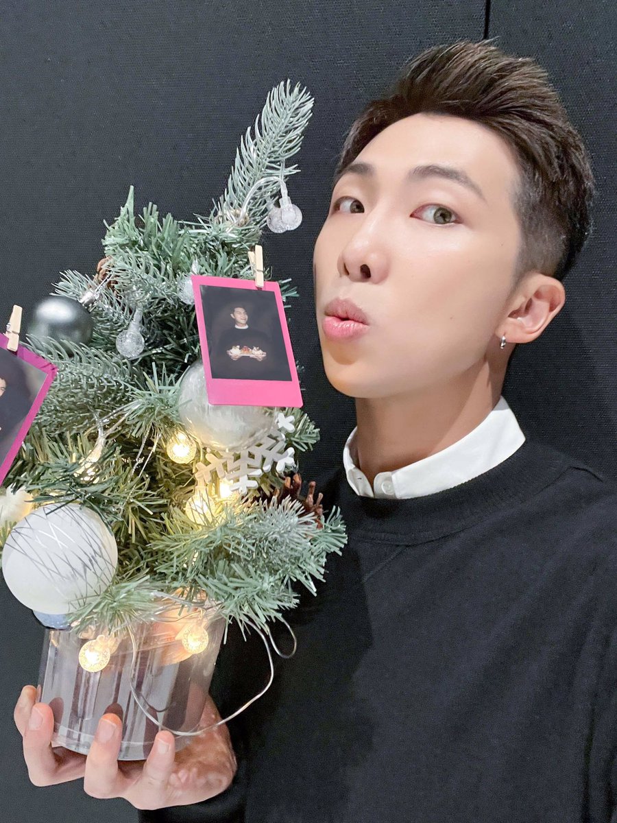 vminiecats's tweet photo. 📝| Hilo de traducción Happy Holidays with BTS Membresía ARMY.

•Mensajes de #BTS  para ARMY. 

#RM : ¡Felices fiestas ! ¡Te deseo un año nuevo increíble! Te amo-! https://t.co/aw0WnXgJSh