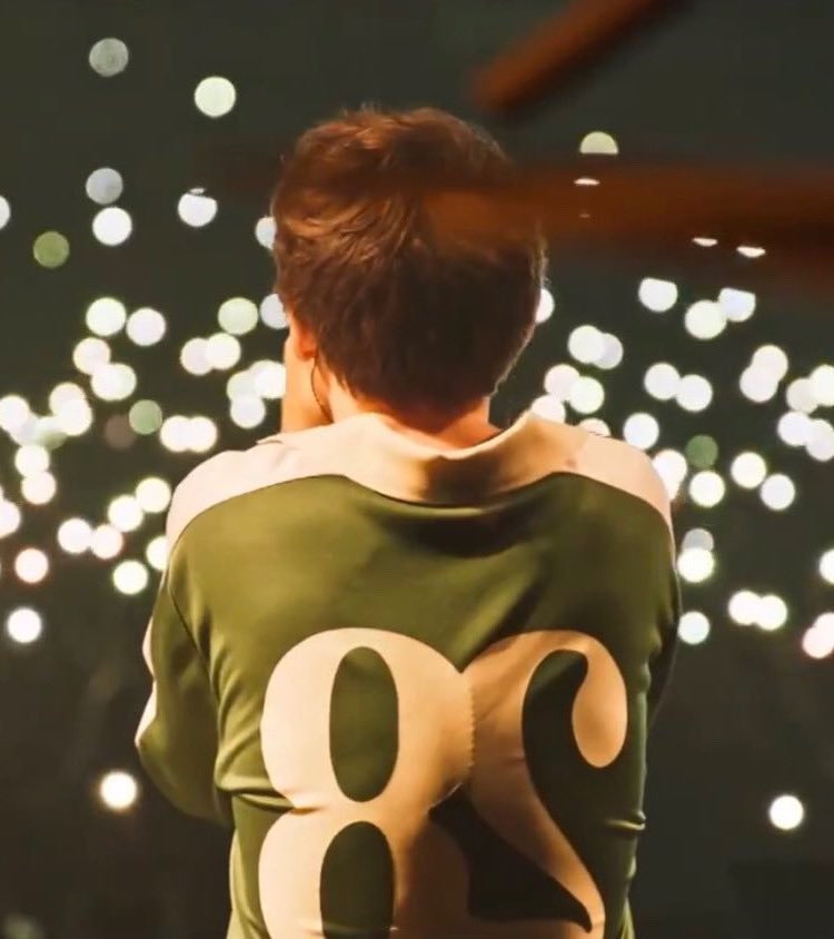 vodkaskys's tweet photo. All the lights shine for you louis tomlinson, happy birthday :) @Louis_Tomlinson https://t.co/BerjYJTn8U