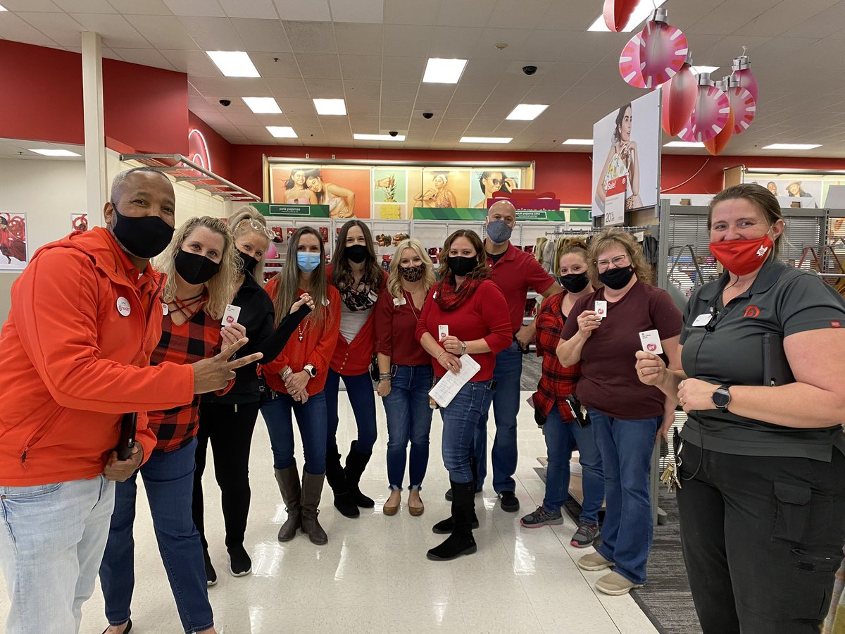 What an fantastic moment, receiving a recognition pin from our R100 SVP Ashley. Kudos to my team for an amazing year at T1914. #r100Pinned #T1914 #lakelife  <a href="/jackson1_jason/">Jay</a> <a href="/RicaDevas/">Erica DeVasier</a> <a href="/Starkskg/">Shannon Groll</a> @rachelbsands <a href="/JennaFischer_27/">Jenna Fischer</a>