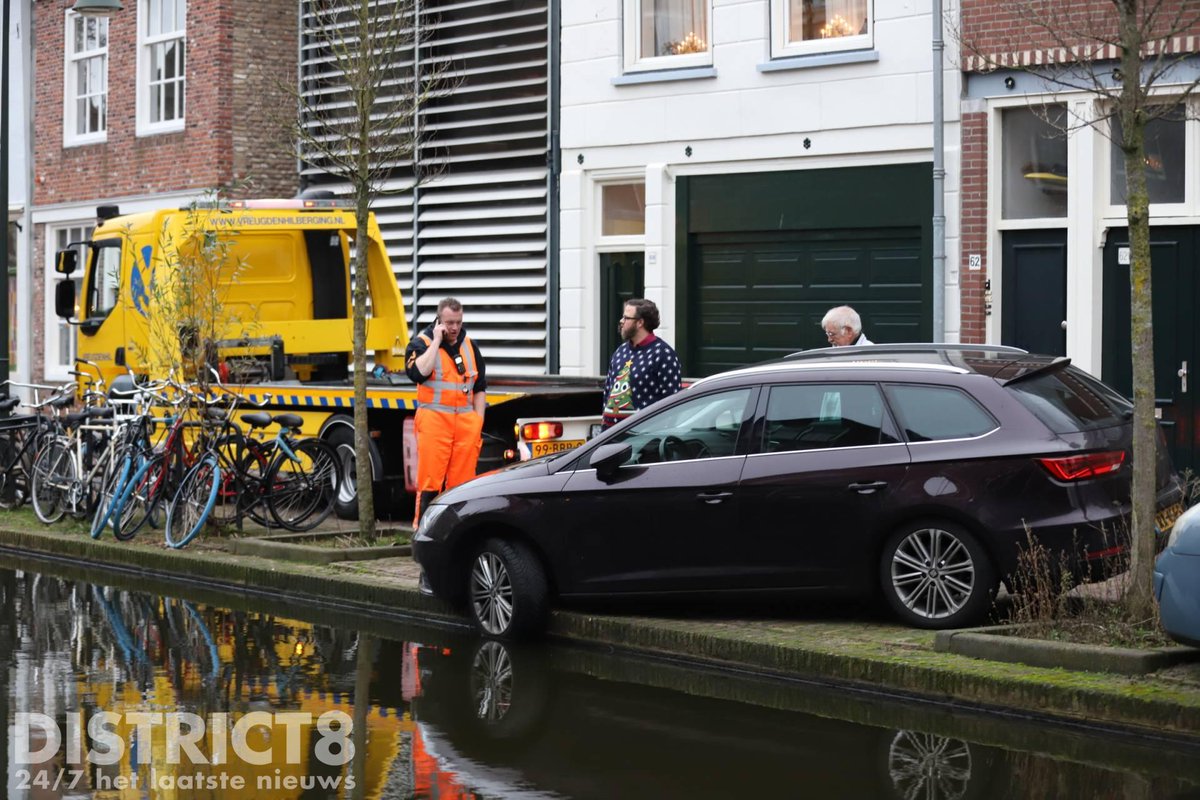 RedactieD8's tweet photo. Een berger van @Vreugdenhil_ heeft de auto op het #Rietveld in #Delft weer op vier wielen weten te krijgen. De bestuurder kan zijn weg weer vervolgen, het voertuig hoeft niet weggesleept te worden. https://t.co/hx9bL2vGqd