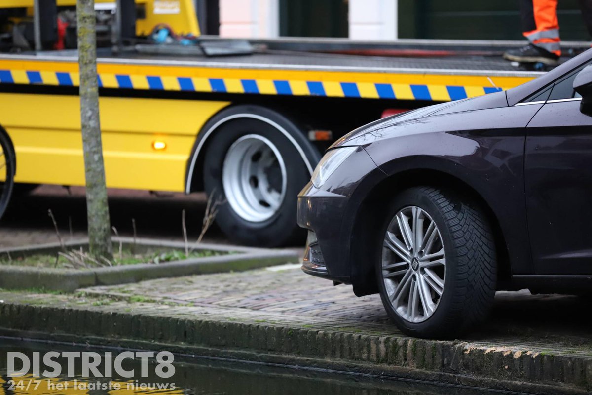 Een berger van <a href="/Vreugdenhil_/">Vreugdenhil Berging</a> heeft de auto op het #Rietveld in #Delft weer op vier wielen weten te krijgen. De bestuurder kan zijn weg weer vervolgen, het voertuig hoeft niet weggesleept te worden.