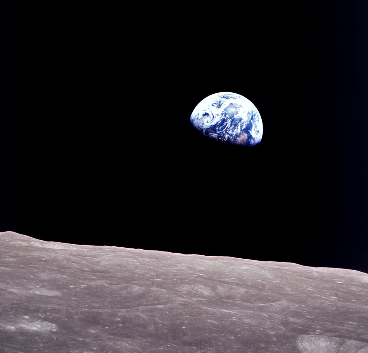 NASA's tweet image. #OTD in 1968, Apollo 8 astronauts Frank Borman, Jim Lovell, and Bill Anders became the first humans to see an Earthrise above the Moon&apos;s surface. 

They captured this iconic image and sent a message to all the people back on Earth: go.nasa.gov/3sxNRHI