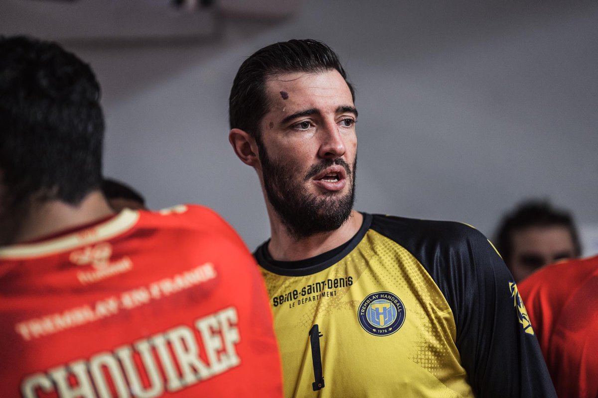 CyrilDumoulin's tweet photo. Samedi 18 décembre, à qq heures de notre match à Strasbourg, 3 cas positifs au Covid sont identifiés dans l'équipe adverse. Malgré cela, le match est maintenu
Aujourd'hui, plusieurs joueurs de mon équipe sont positifs, moi compris, nous mettant en danger ainsi que notre entourage https://t.co/8UjeinOoEy