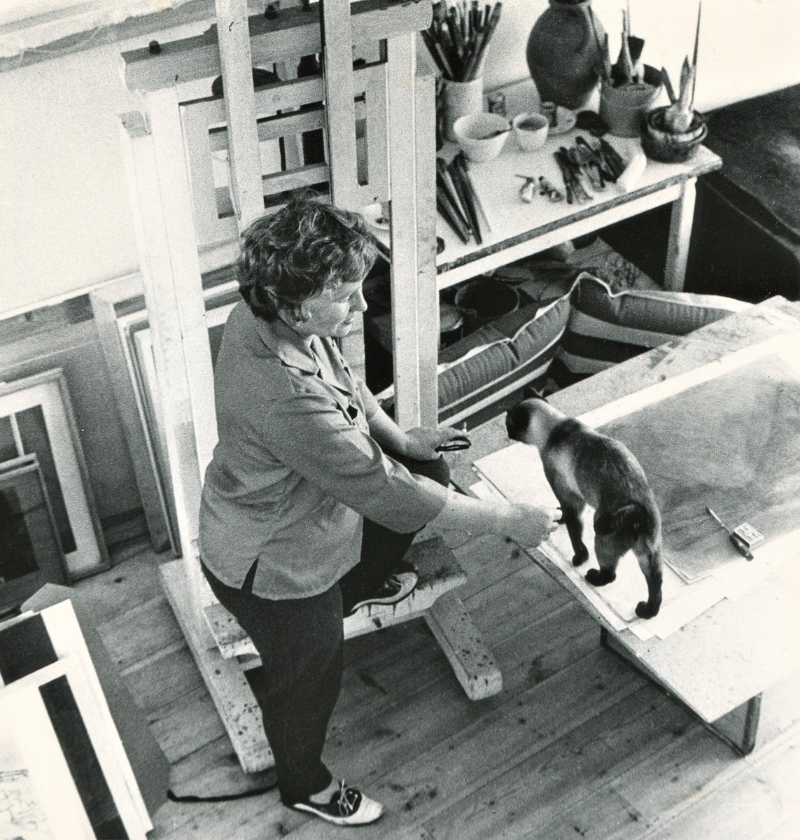 Seasonal best wishes to one and all!!

Here we add to our irregular 'artist and her cat' series with Barns-Graham captured in 1964 by photographer Peter Kinnear, in her then relatively new Barnaloft studio on Porthmeor Beach in St Ives.
  
#wilhelminabarnsgraham