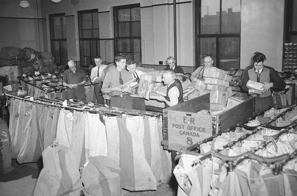 TheCHPF's tweet photo. Hope all the letters got to Santa! To all that celebrate - Merry Christmas. Image: "Rush mail at Post Office" by photographer #GeorgeHunter, November 2 1944, Winnipeg
#canadianheritage #photographyarchive #canadianarchives #canadianphotographer #thechpf #historicwinnipeg https://t.co/5jLMlyPP09