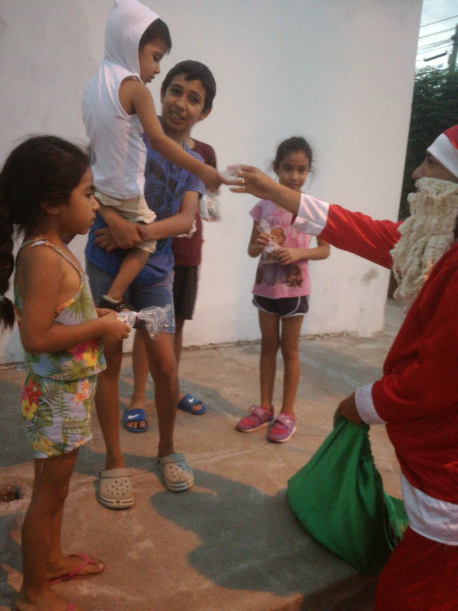 juventud_mb's tweet photo. Papa Noel estuvo de visita por distintos barrios llevando pequeñas sorpresa para los más pequeños! 🧑🏼‍🎄🎄
@octaviowamba1 @ErnestoHarry @QuintelaRicardo https://t.co/beJEcoxYo4