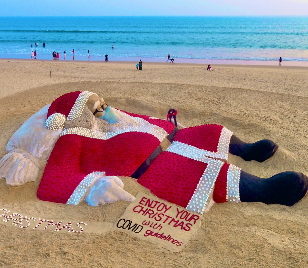 sudarsansand's tweet photo. On #ChristmasEve My Biggest Sand with Rose installation Art of #SantaClaus using 5400 Roses at Puri beach with the message “Enjoy your #Christmas with #COVID19 guidelines”. https://t.co/QMv9LGXx7l