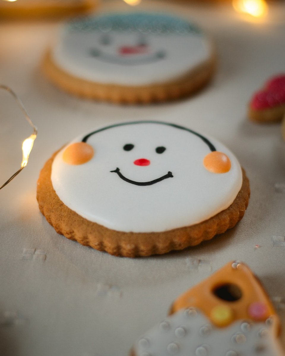Happy holidays y’all! May your festive days be as good and smiley as this cookie!