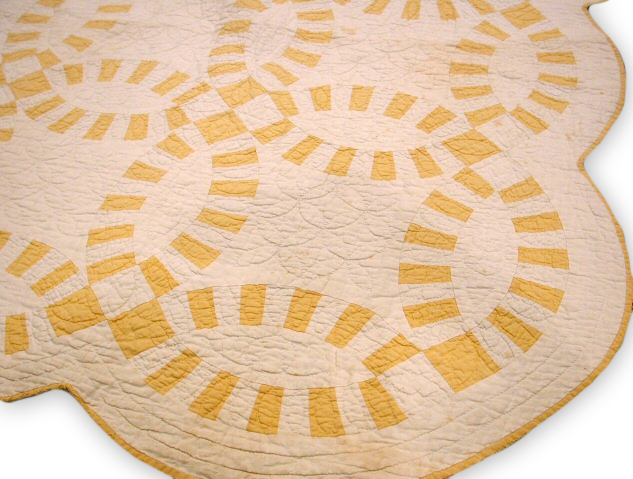 tnstatemuseum's tweet photo. The double wedding ring pattern was very popular in the 1930s, but it is unusual to find it in only 2 colors as seen here. It is possible that this quilt was created as a wedding present. It is from the family of Jean Schiilling of Cosby, Tennessee. #12DaysofMuseumObjects https://t.co/ZiDkfC3tdG