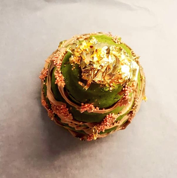 Well it's been a hell of a first year in business. As we are closing until January, I am chuffed to finish by making a cake for someone I really love. Here is my Christmas Tree Millionaire Twix Cake. Wishing you all the most peaceful day tomorrow, whatever way you spend it. 🙏