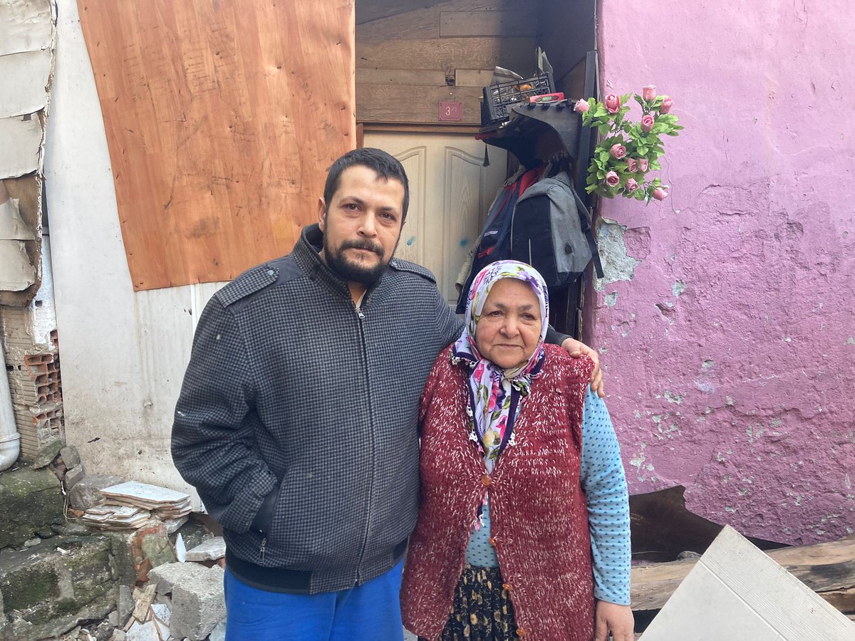 hazardost's tweet photo. Bugün İstanbul'un yoksul mahallelerindeydim.

Tek göz odada hayatta kalmaya çalışan Türkan Teyze'nin,

72 yaşında kağıt toplayan Maria Teyze'nin,

İşsizlikten dolayı uyuyamayan Murat'ın hikayesini dinledim.

Gözlerinde görünenleri yazdım.

https://t.co/bHsx7sdYPS https://t.co/FnwDDvr8up