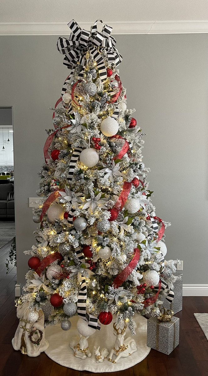 dougnyc1's tweet photo. If only my Mom put a little more effort into her Christmas tree! 😉🎄🎁 https://t.co/igKIvBwCBw