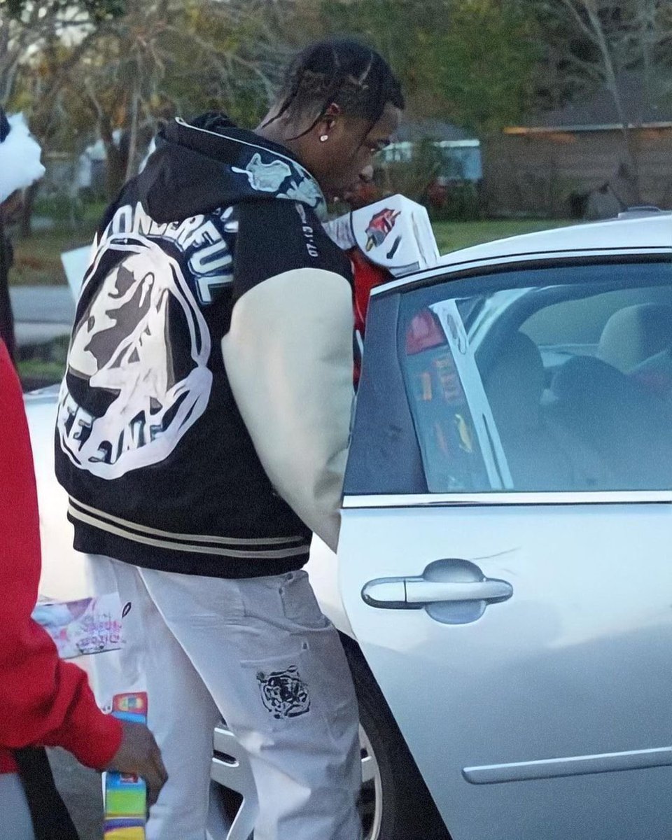 RodeoTheAlbum's tweet photo. Travis Scott gave away over 5000 toys to kids in Houston yesterday https://t.co/LpFjrleDPP