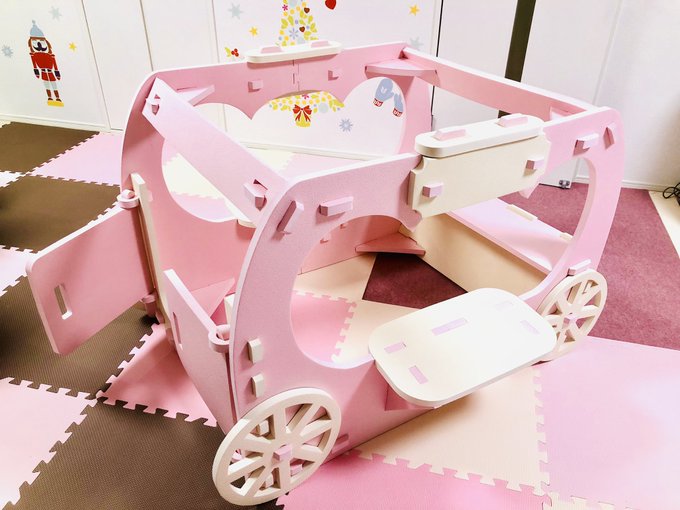 娘へのサンタさんプレゼントとしてマッマと馬車作った。結構作るの力いるしわりとプラモ💦起きてきて喜んでくれるかしら☺️ 